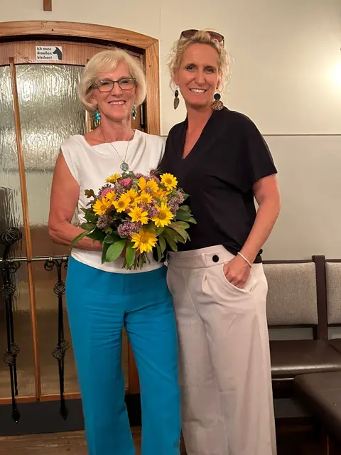Evelyn Aitzetmüller (li.) übergab an Kerstin Hüthmayr-Kuntner. | Foto: Union Pettenbach