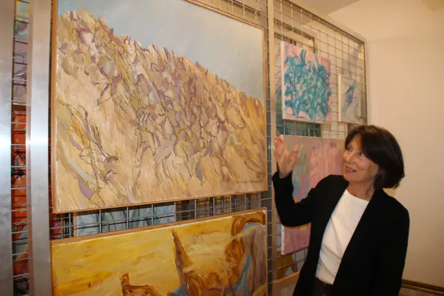 Annemarie Schermer  vor einem großflächigen Krauss-Werk. Sie kuratiert den Nachlass von Renate von Krauss und  ebenso die heurige, große Hommage-Ausstellung.  | Foto: Manfred Jordan