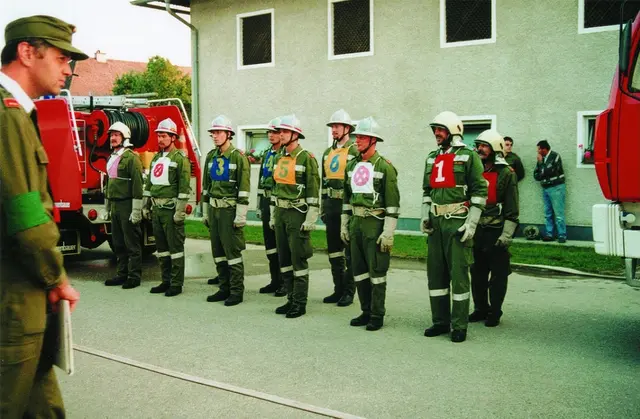 Altes Material wird in der Topothek gesichert – so wie das Foto von der freiwilligen Feuerwehr Eggenstein aus dem Jahr 1999. | Foto: Gemeinde Pettenbach