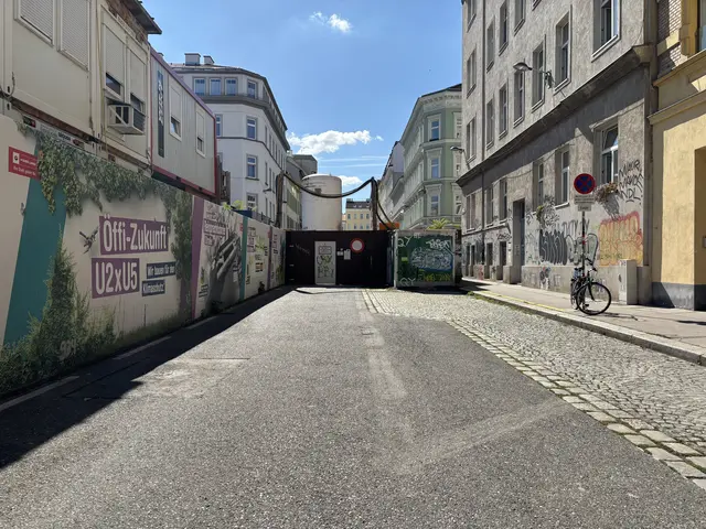 Die knappe Parkplatzsituation hat sich in den vergangenen Jahren wegen der vielen Baustellen im Bezirk weiter verschärft. Wie beispielsweise der gesperrte Abschnitt rund um den Bacherpark. | Foto: Matthias Pandrea / Mein Bezirk