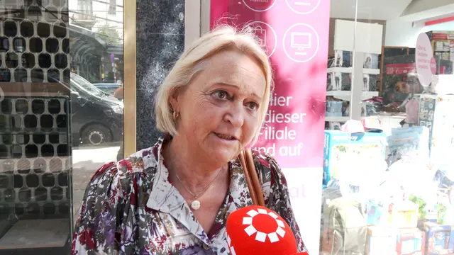 Dass die Öffi-Tickets teurer werden findet Karin "nicht okay".  | Foto: MeinBezirk