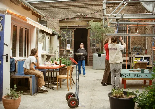 Das Herzstück von Kollektiv Kaorle ist der Lido genannte Innenhof, der sowohl die Mitglieder als auch die Nachbar:innen zum Verweilen einlädt. | Foto: Agnes Tatzber