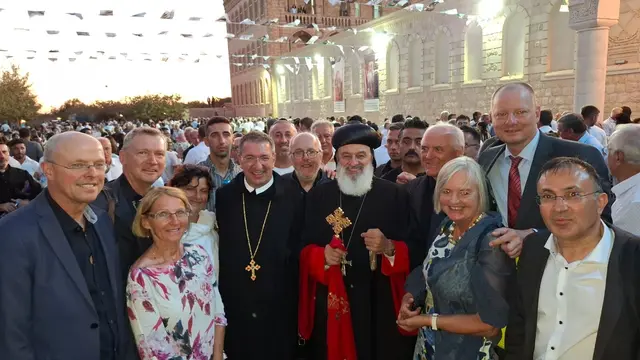 In der Fotomitte Korbinian Birnbacher, Michael Neureiter und Patriarch Afrem sowie weiteren Delegationsmitgliedern.  | Foto: Pro Oriente