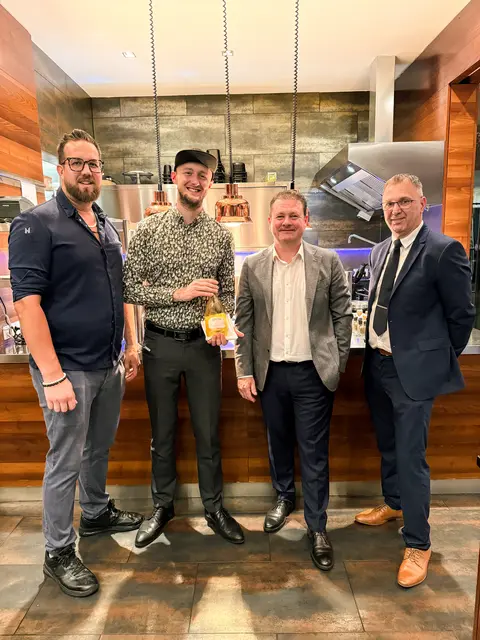 Freuten sich über das gelungene Winzerdinner (v. l.): Raphael Schlager (Küchenchef Feinschliff), Thomas Schabl (DipWSET) (Weinakademiker, Weingut Gross), Joachim Windhager (Resortleiter Asia Hotel &amp; Spa Leoben), Michael Bergmann (Restaurantleiter, Sommelier).  | Foto: Feinschliff
