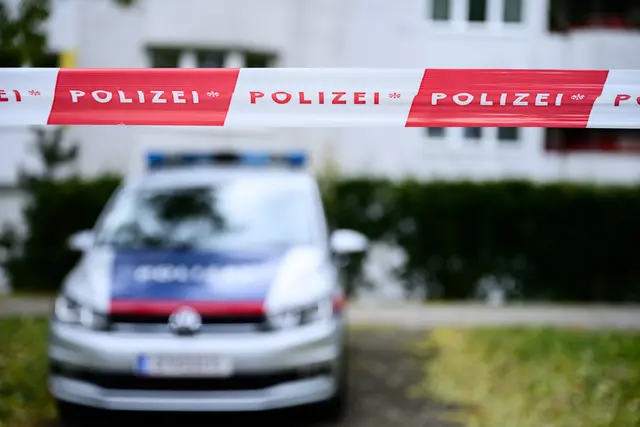 Ein herrenloser Trolley sorgte am Mittwochnachmittag für einen Großeinsatz vor einer Floridsdorfer Schule. (Symbolfoto) | Foto: MAX SLOVENCIK / APA / picturedesk.com 
