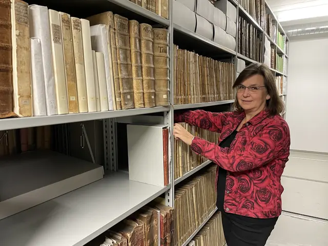 Sabine Veits-Falk, Leiterin des Hauses der Stadtgeschichte, zeigt die "historischen Schätze".  | Foto: Lisa Gold