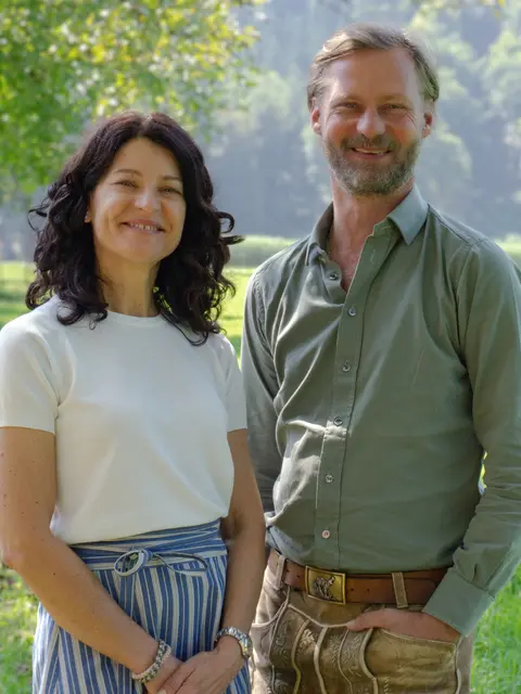 Karin Seewald (Geschäftsführerin von paxnatura) und Maximilian Mayr Melnhof Gründer (von paxnatura) stehen hinter dem Naturfriedhof von Purkersdorf | Foto: paxnatura Naturbestattung