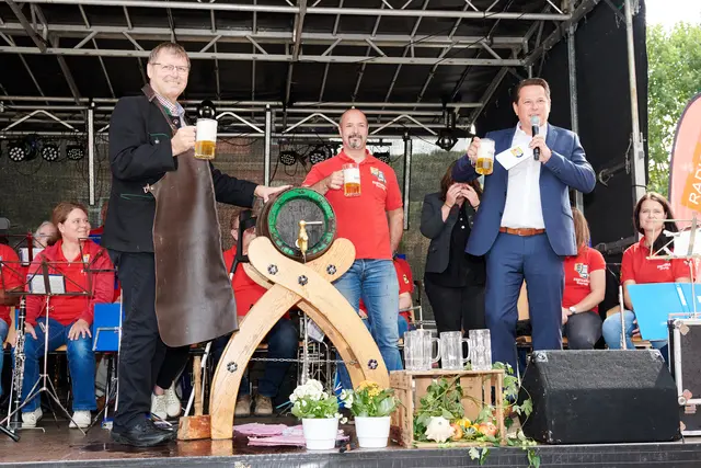 Auch Bürgermeister Gerhard Hintringer (li.) freut sich nach drei Jahren Pause heuer wieder auf ein gelungenes Stadtfest in Steyregg.  | Foto: Stadtamt Steyregg