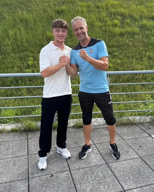 Zugang Benedikt Huber mit Austria-Sportdirektor Roland Kirchler. | Foto: SVAS