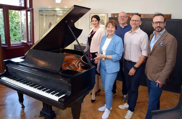 Schönberg-Center-Direktorin Ulrike Anton, Bürgermeisterin Silvia Drechsler, Kultur-Stadtrat Stephan Schimanowa, Vizebürgermeister Rainer Praschak und Michael Linsbauer vom Land NÖ (von links) beim Ibach-Flügel von Anton Webern im Mödlinger Schönberg-Haus. | Foto: Bernhard Garaus
