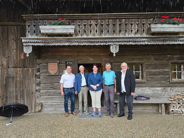 Besichtigung des Franz Xaver Gruber-Gedächtnishauses in Hochburg-Ach (v. l.): Bürgermeister Martin Zimmer, Hermann Schneider, Jamie Jeannine Gideon, Kustos Rudolf Geier und Vizepräsident Josef A. Standl. | Foto: Franz Xaver Gruber Gemeinschaft