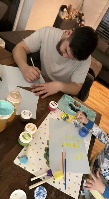 Die Familie ist besonders kreativ. Am Abend wird oft gemalt, egal ob für neue Entwürfe oder – wie bei Sohn Leo – zum Spaß. | Foto: Christina Azdeniz