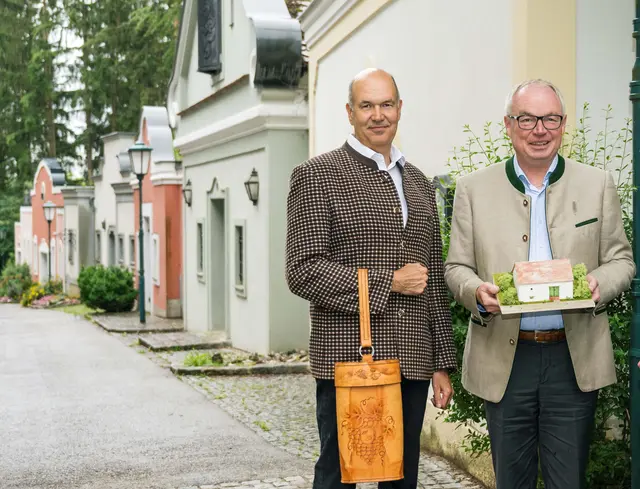 25 Jahre Kellergassenführer-Ausbildung.
Michael Staribacher und LH-Stv. Stephan Pernkopf. | Foto: NLK Pfeiffer