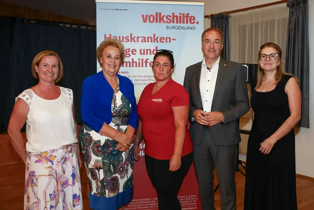 v.l: Pflege- und Sozialberaterin Sabine Rosenecker, Volkshilfe-Präsidentin Verena Dunst, Stützpunktleitung der VH Alexandra Ritter, Leonhard Schneemann, Pflege- und Sozialberaterin Tamara Hadjwasiri | Foto: LMS Burgenland