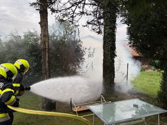 Einsatz in Deutschfeistritz: Feuerwehrkräfte löschen brennende Sträucher in der Feldgasse. | Foto: FF Deutschfeistritz