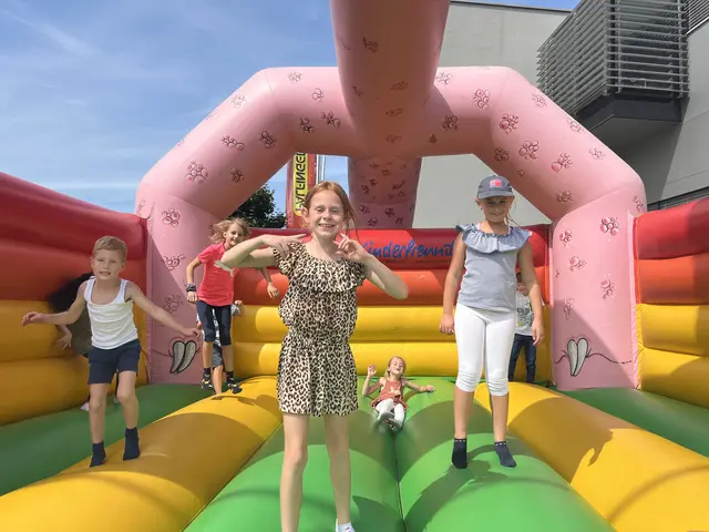 "Ferien im Betrieb": Zu den Highlights zählten ein Besuch im Haus der Natur, spannende Einblicke in der Pioniergarage Salzburg, ein Ausflug nach Gut Aiderbichl und ein erlebnisreicher Tag in der Palfinger World. | Foto: Palfinger