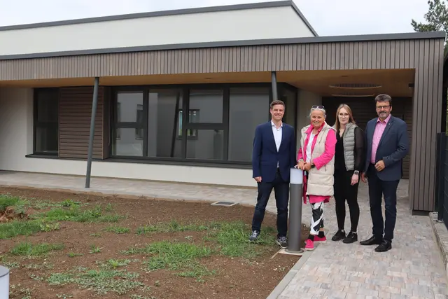 Architekt Reinhard Litschauer, Stadträtin Maria van Dyck, Leiterin Lisa Nimpf und Bürgermeister Gerhard Lentschig (v.l.) vor dem Spatzennest in Horn. | Foto: Jana Urtz