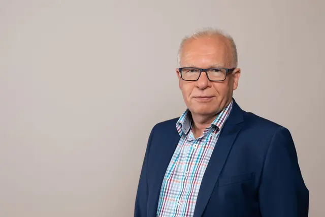 Der Brucker AMS-Leiter Herbert Leidenfrost erklärt den Unterschied zwischen AMS-Bezug und Sozialhilfe. | Foto: AMS