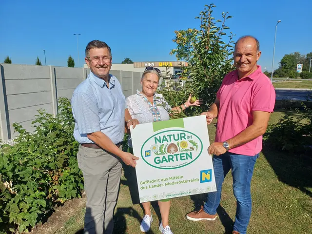 Bürgermeister Kurt Wimmer (ÖVP), die Obfrau des Dorferneuerungsvereins Doris Görlich und Landtags-Abgeordneter Otto Auer (ÖVP) | Foto:  „Natur im Garten“/P. Hirner
