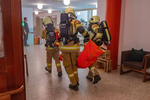 Personene mussten aus dem Gebäude gerettet werden.  | Foto: FF Zell a. Z. 
