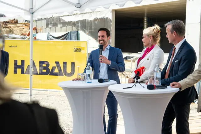 Wiederkehr (l.) kehrte erstmals in neuer Funktion in die Landstraße zurück.  | Foto: Valentina Marinelic/MeinBezirk