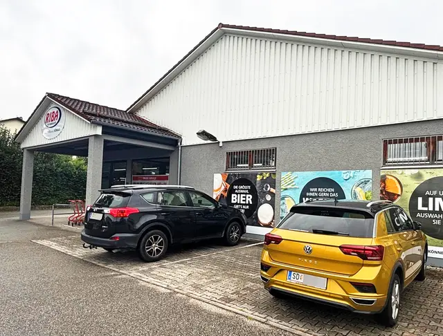 Auch im Riba Getränkemarkt sieht man viele Kunden mit heimischen Kennzeichen.