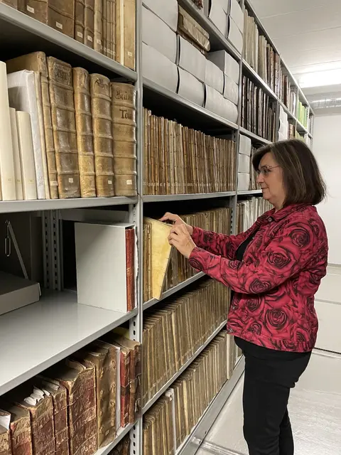 Ein Ort, an dem das Wissen und die historischen Schätze aus den vergangenen Jahrhunderten rund um die Geschichte der Stadt aufbewahrt werden. Im Bild: Sabine Veits-Falk, Leiterin des Hauses der Stadtgeschichte.  | Foto: Lisa Gold