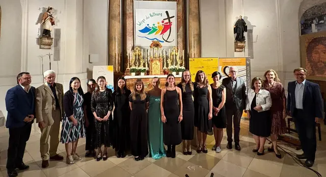 Foto: Fotos 1: die Musikerinnen des Abends, 2: Der Vorstand des Musikseminars (Johann Günther, Aki Keul, Kurt Schmid, Robert Mönichweger) mit dem Pfarrgemeinderatsvertreter Leo Österreicher, 3: Lena Krzanowska, 4: Mai Konishi