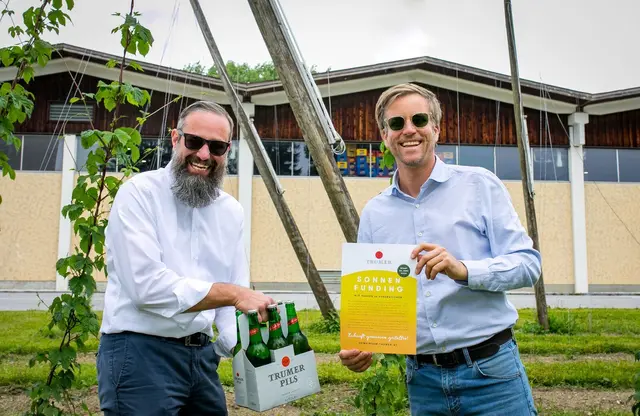 Wolfgang Kernbeis-Schöndorfer (Kaufmännischer Leiter der Trumer Privatbrauerei) und Seppi Sigl (Inhaber von Trumer) freuen sich über den Beginn des "Trumer Sonnenfundings". (Archivbild) | Foto: Wildbild/Günter Freund