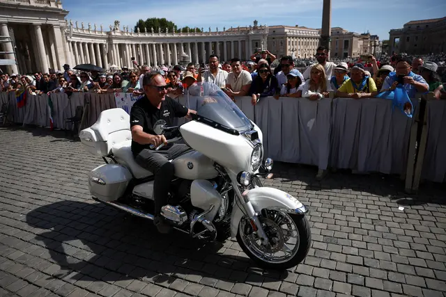 Biker aus Deutschland brachten die Maschine zusammen mit den Päpstlichen Missionswerken (Missio) aus Wien auf den Petersplatz. | Foto:  Guglielmo Mangiapane / REUTERS / picturedesk.com