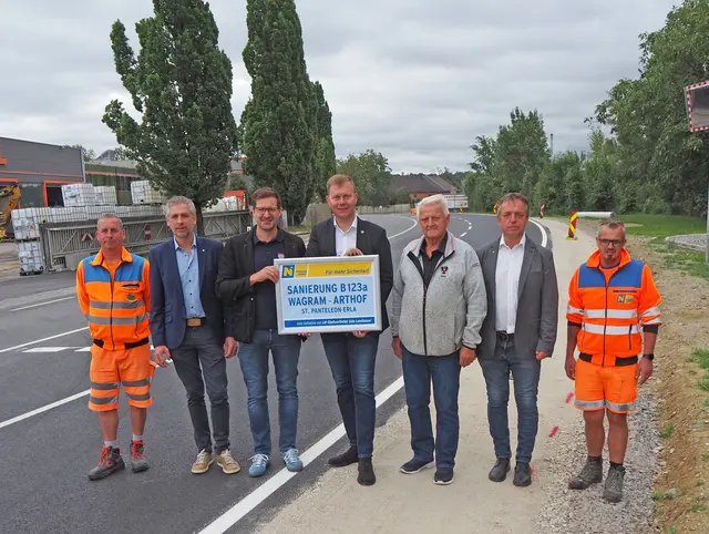 v.l.n.r.: Christian Fränzl (Straßenmeisterei Haag), Leopold Röcklinger (Leiter-Stv. der NÖ Straßenbauabteilung Amstetten), Bgm. Roman Kosta (St. Pantaleon-Erla), LAbg. Alexander Schnabel, Johann Schlögelhofer (GR in St. Pantaleon-Erla), Rudolf Dirnberger (Leiter der Straßenmeisterei Haag), Jürgen Berndl-Forstner (Straßenmeisterei Haag). | Foto: Land NÖ