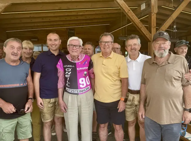 Jubilar Rolf Radacher mit Bürgermeister Domenik David (li.) und Obmann Sepp Rattensperger (re.) mit Skiclubgefährten. | Foto: Skiclub Kaprun