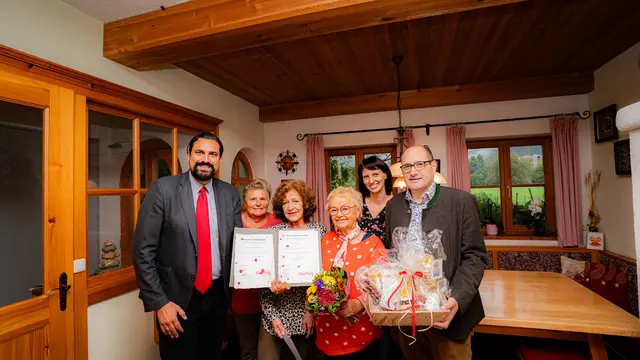 Immanuel Fiausch (v.l., TVB-Geschäftsführer), Ehrentrude Seidl (Gastgeberin), Annette Scheideler-Müller (25-Jahre-Gästejubiläum), Christl Müller (65-Jahre-Gästejubiläum), Monika Seidl (Gastgeberin Starbauer – Urlaub am Bauernhof) und Bürgermeister Martin Dietrich.  | Foto: TVB Golling/Sebastian Waß