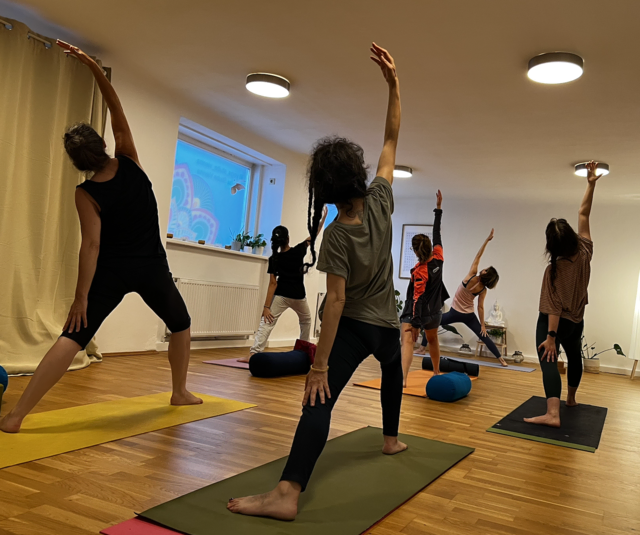 Die universellen Werte des Yoga verbinden unterschiedlichste Menschen im Studio. | Foto: Yoga Stube Vienna