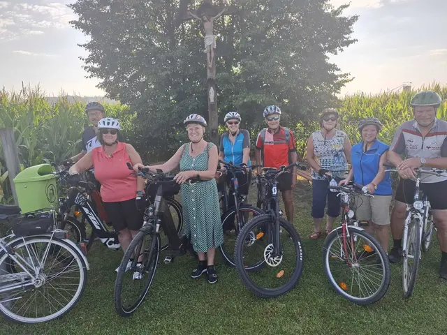 Radwallfahrer aus der Pfarre Tieschen auf dem Weg nach Maria Helfbrunn. | Foto: Max Moder &amp; Franz Treichler