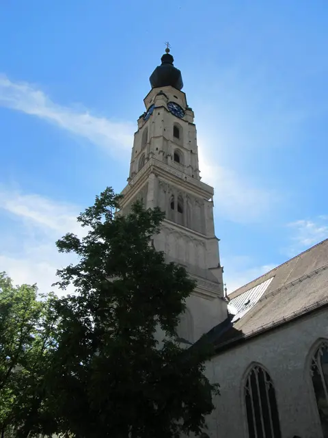 Die Stadtpfarrkirche Braunau: Eine aufregende Kirchturmbesteigung in Begleitung der Höhenretter der Freiwilligen Feuerwehr Braunau steht auf dem Programm. | Foto: Grumbach/Archiv