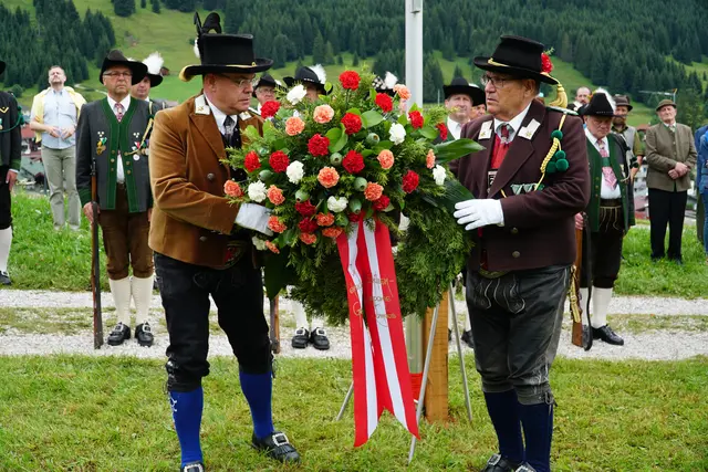 Herbert Schweißgut (li) und Wolfram Vindl wissen um die Tradition des Schützenwesens bestens Bescheid. | Foto: MeinBezirk/Günther Reichel