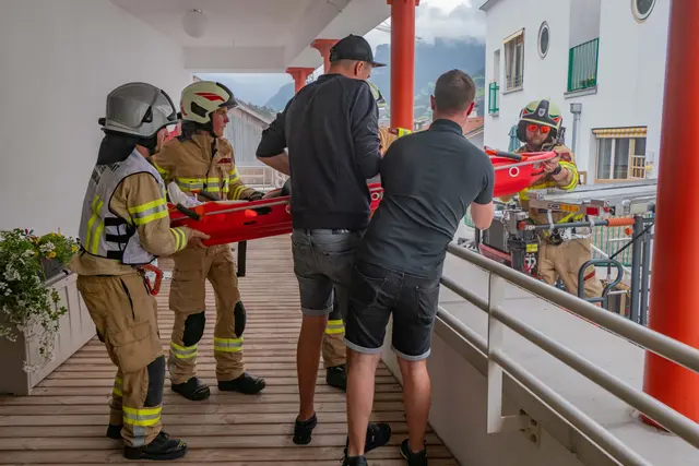 Die Abschnittsübung in Zell am Ziller hatte ein realitätsnahes Szenario zu bieten.  | Foto: FF Zell am Ziller