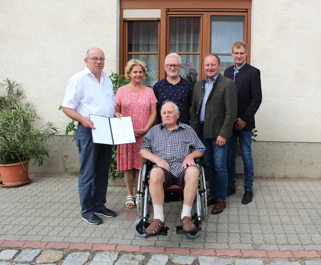 Jubilar Johann Lehmayer-Karlowitsch (Mitte) mit Bürgermeister Johann Laa, Martina und Johann Lehmayer-Karlowitsch, Ortsvorsteher Markus Maurer und dem Sarasdorfer Ortsbauernratsobmann Thomas Trapl | Foto: Marktgemeinde Trautmannsdorf