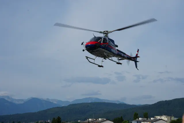 Der Polizeihubschrauber stand im Einsatz. (Symbolfoto) | Foto: MeinBezirk/Evelyn Wanz