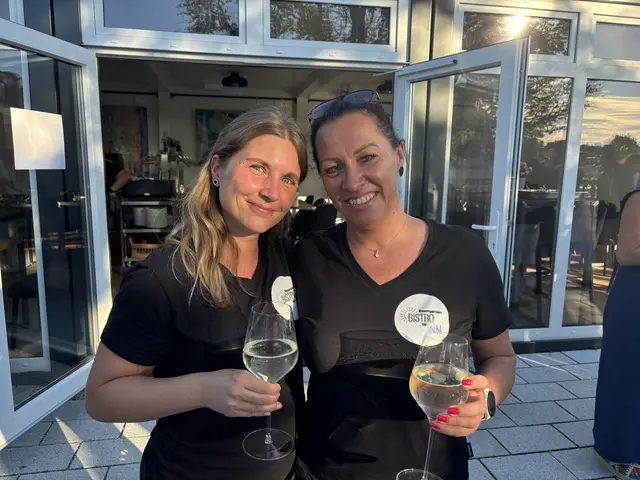 Die beiden Bistro-Betreiberinnen Carina Feichtlbauer (l.) und Sonja Wagner. | Foto: Ebner/MeinBezirk