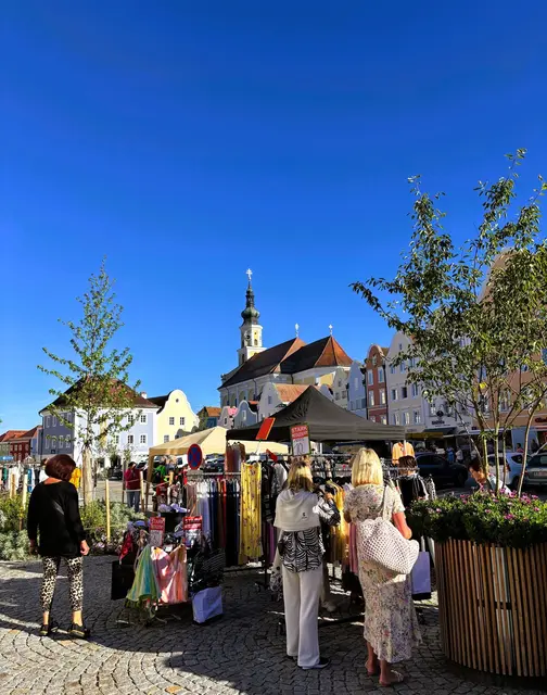 Schärdings „Innovativ“ Kaufleute lockten bei herrlichem Spätsommerwetter zum
legendären Zehneuromarkt. | Foto: Franz Gruber