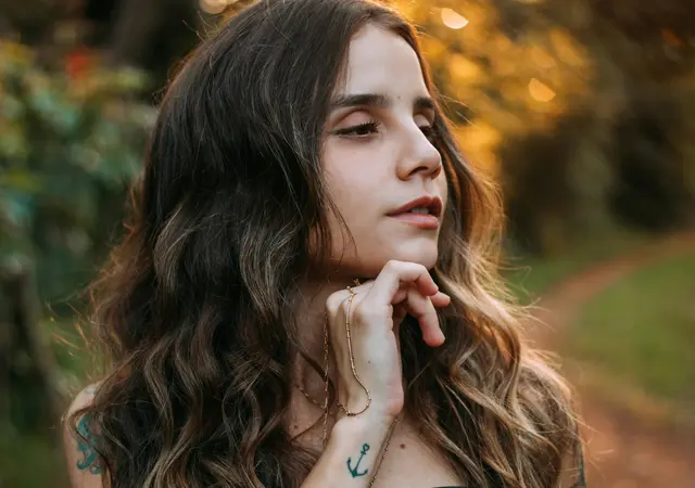 Symbolbild. Eine Frau soll schön sein, aber bitte ihren Kopf nicht zu aufrecht tragen. | Foto: Pexels.