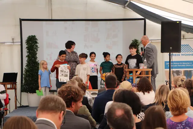 Schüler der Daniel-Gran 2 gestalteten Plakate und erzählten über ihre Wohnträume.