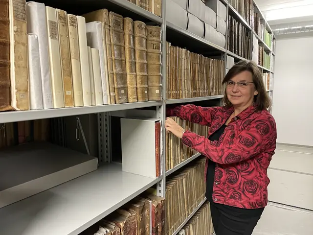 Sabine Veits-Falk, Leiterin des Hauses der Stadtgeschichte, zeigt die "historischen Schätze".  | Foto: Lisa Gold