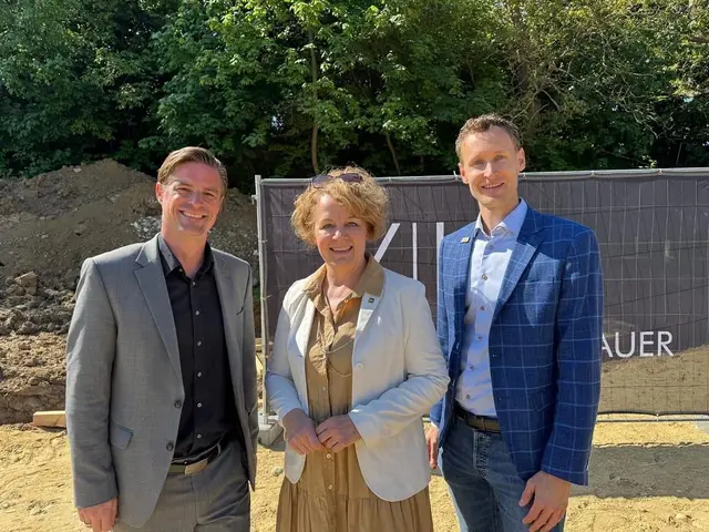 Beim Spatenstich gibt es immer wieder hohen Besuch. Landesrätin Teschl-Hofmeister und Architekt David Allram-Marke. | Foto: Architekt Litschauer