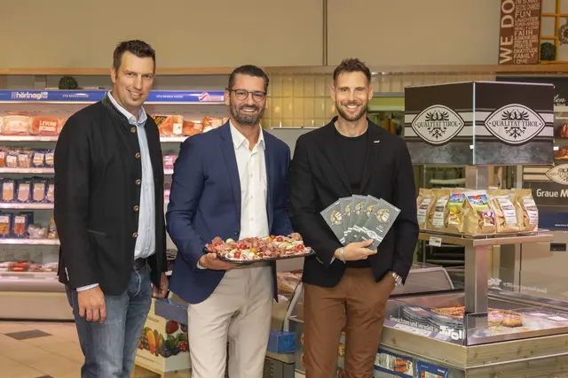 V.l.: Michael Wurzrainer (Rinderzucht Tirol), Fabian Kolosz (GF Hörtnagl) und Matthias Pöschl (GF Agrarmarketing Tirol) freuen sich über den Auftakt der regionalen Spezialität „Qualität Tirol“ Almschwein. 

 | Foto: AMTirol, Die Fotografen