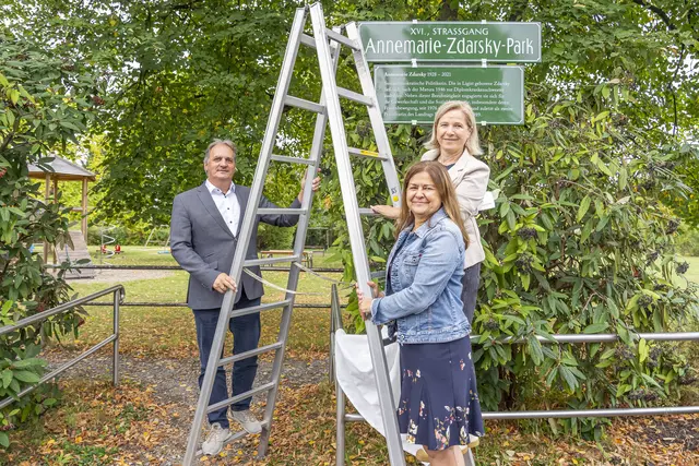 Neuer Name, aber falscher Bezirk: SPÖ-Gemeinderat Manuel Lenartitsch, SPÖ Graz-Chefin Doris Kampus (Mitte) und Vizebürgermeisterin Judith Schwentner (Grüne) im Annemarie-Zdarsky-Park | Foto: Foto Fischer