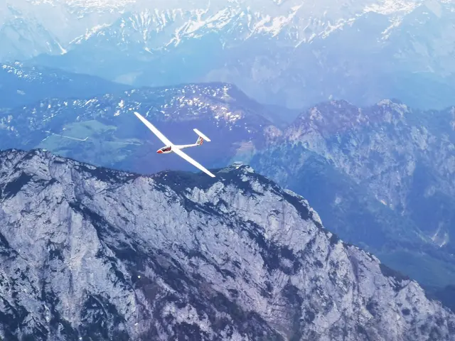 Segelflugzeug Astir vor dem Naturfreundehaus (Traunstein) | Foto: Michael Meitner