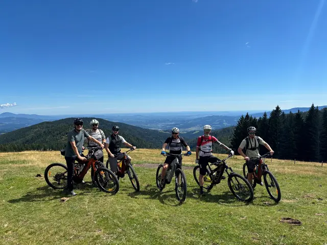Diese Mountainbiker eröffneten die Altes Almhaus-Tour offiziell. | Foto: MeinBezirk
